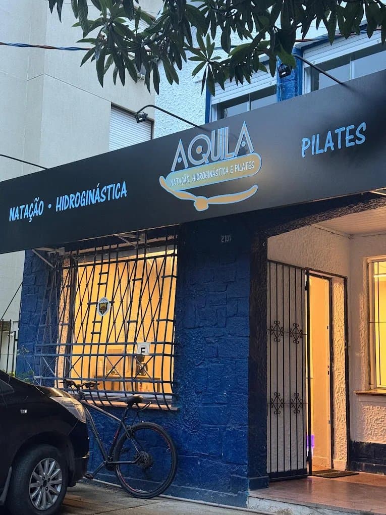 Fachada da unidade Aquila Lucas de Oliveira, com as placas de natação, hidroginástica e pilates