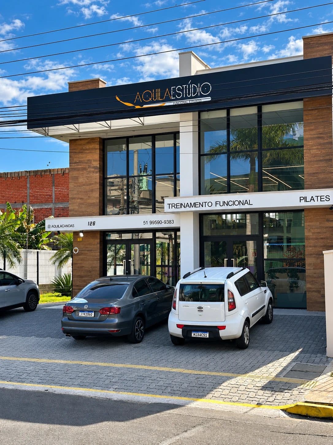 Fachada da unidade Aquila Canoas, com dois andares envidraçados